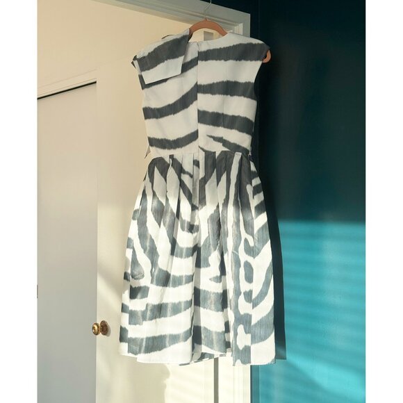 $3290 New Carolina Herrera Ice Grey and White Zebra Silk Bow Runway Dress - Picture 7 of 7